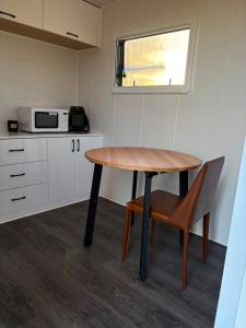ターリーにあるTaree CBD Tiny backyard PODの小さなキッチン(テーブル、椅子付)