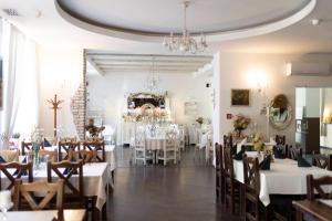 a dining room with white tables and chairs at Hotel Villa Casino in Słubice