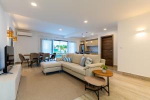 TV a/nebo společenská místnost v ubytování La Stuga del Mar - Walk to Portillo Beach, Terrenas