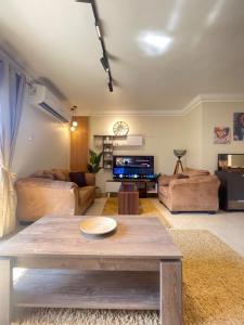 Khu vực ghế ngồi tại Madinaty Well-furnished 3- Bedroom apartment - شقة فندقيه للايجار مدينتي