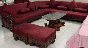 Una sala de estar con un sofá rojo y una mesa. en Entire villa near Medanta Hospital, en Gurgaon
