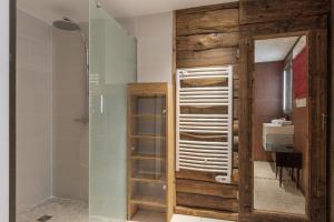 Un baño con ducha y puerta de cristal. en Chalet du Verney - Pied du Prarion - Sauna, en Les Chavants 41 fotos más