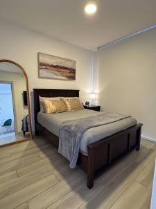 UrucaにあるCozy Apartment in San Jos Costa Rica with Stunning Sunset Viewsの部屋の中に大きなベッドがある寝室 +60枚の写真