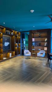 UrucaにあるCozy Apartment in San Jos Costa Rica with Stunning Sunset Viewsの椅子2脚とテーブル1台のある待合室