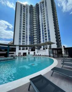 UrucaにあるCozy Apartment in San Jos Costa Rica with Stunning Sunset Viewsの大きな建物の前のプール