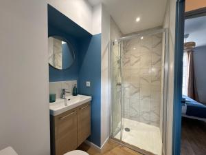 a bathroom with a shower and a sink at La Maison D'isaure 6 personnes Parthenay centre in Parthenay