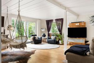 Un lugar para sentarse en Harmonious villa with sauna in a quiet area