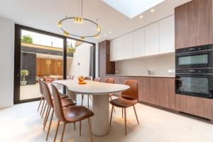 a kitchen and dining room with a white table and chairs at Mademoiselle Julie in Diksmuide