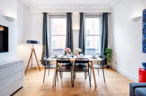 Un comedor con mesa y sillas en Welcome London Covent Garden Piazza, en Londres