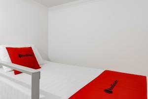 Una cama o camas en una habitación de RedDoorz Syariah at Obelix Cirebon