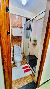 Koupelna v ubytování supreme living apartments with well equipped gym swimming pool ample parking area, children playing ground and amazing scenic views