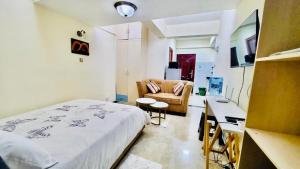 TV a/nebo společenská místnost v ubytování supreme living apartments with well equipped gym swimming pool ample parking area, children playing ground and amazing scenic views