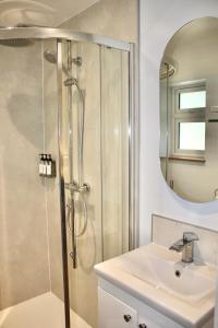 un bagno con doccia e lavandino di The Nestle - A Romantic Rural Retreat a Ilminster Altre 21 foto