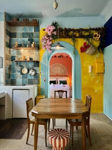 Η κουζίνα ή μικρή κουζίνα στο La Casa De Frida charme & poésie