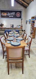 ein langer Holztisch mit Stühlen in einem Restaurant in der Unterkunft Kitchen51 Cottages in Keetmanshoop + 36 Fotos
