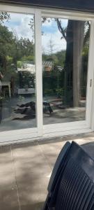 WijsterにあるVakantiehuis met prachtig uitzichtのパティオを望むガラスのスライドドア