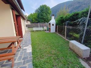 ein kleiner Hof mit einer Bank und einem Leuchtturm in der Unterkunft Le Saint M, T3, wifi, parking, jardin, Saint Mamet in Saint-Mamet