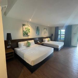 a hotel room with two beds in a room at Perhentian Arwana-Resort Bs in Pulau Perhentian Besar