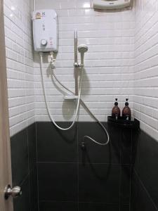 Koupelna v ubytování 4BR entire house next to Skytrain BTS and Subway MRT Chatuchak