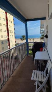 einen Balkon mit einem Tisch und Strandblick in der Unterkunft Apartamento en playa de Gandía in Playa de Gandia