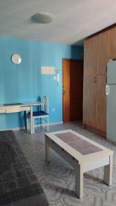 Zimmer mit einem Tisch und einer blauen Wand in der Unterkunft Apartamento en playa de Gandía in Playa de Gandia