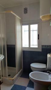 ein Badezimmer mit Dusche, Toilette und Waschbecken in der Unterkunft Apartamento en playa de Gandía in Playa de Gandia