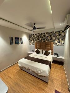 Un pat sau paturi într-o cameră la Hotel Parimal View +2 fotografii