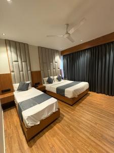 Un pat sau paturi într-o cameră la Hotel Parimal View