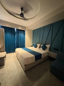 Un pat sau paturi într-o cameră la Hotel Parimal View