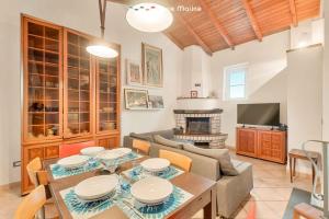 un soggiorno con un divano e un tavolo di Corte del Poeta, TerreMarine a Vezzano Ligure