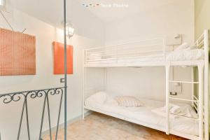 una camera con due letti a castello in una stanza di Corte del Poeta, TerreMarine a Vezzano Ligure