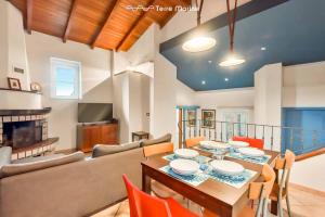 un soggiorno con un tavolo e un divano di Corte del Poeta, TerreMarine a Vezzano Ligure