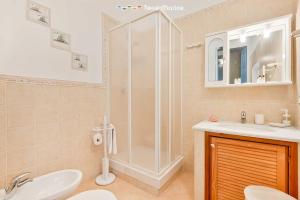 un bagno con doccia e lavandino di Corte del Poeta, TerreMarine a Vezzano Ligure Altre 11 foto