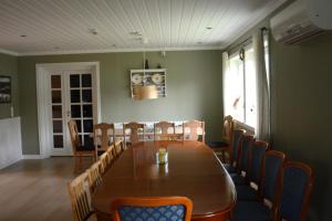 a dining room with a wooden table and chairs at Fulufjellet nationalpark Lodge - Fulufjellets national parks - This is the place where Norway and Sweden meet in a large protected area in Ljørdalen