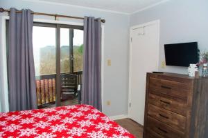Ένα ή περισσότερα κρεβάτια σε δωμάτιο στο Winterplace Condos - Ski In Ski Out! E101 +4 φωτογραφίες