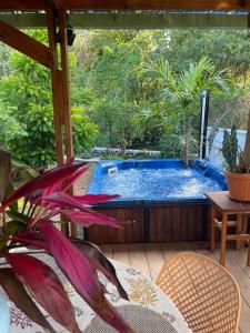 bañera de hidromasaje en medio de un patio en Maison Zen avec jacuzzi privatif, en Étang-Salé