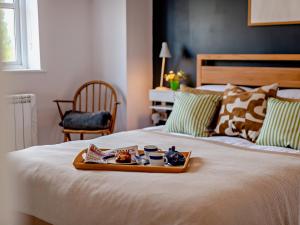 a tray of food sitting on top of a bed at 2 Bed in Helmsley G0037 in Helmsley +10 photos