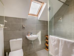 a bathroom with a toilet and a sink at 2 Bed in Helmsley G0037 in Helmsley +28 photos