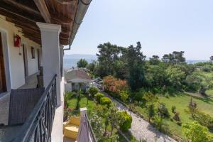 une vue depuis le balcon d'une maison dans l'établissement Blue Waves Corfu, à Kavos