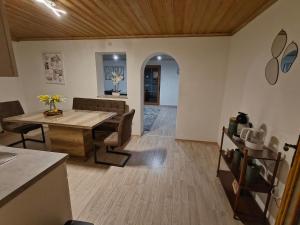 a kitchen and living room with a wooden ceiling at Ark Runa in Metten