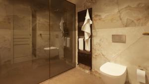 Un baño con inodoro y ducha de cristal. en Hotel Villa Viridia, en Venecia 8 fotos más