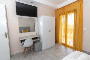 Cette chambre dispose d'un miroir et d'une télévision murale. dans l'établissement Blue Waves Corfu, à Kavos