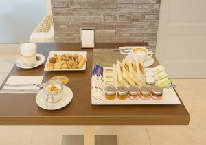 ミラノにあるSechi Hotel Milanoのテーブル(2皿分の食べ物と飲み物付)