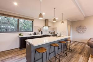 Η κουζίνα ή μικρή κουζίνα στο Piper - Family Retreat in the Heart of Wine Country