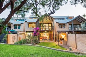 a home in the suburb of melbourne with a yard at Sea Vista - Beachside Resort-style Bliss in Broadwater