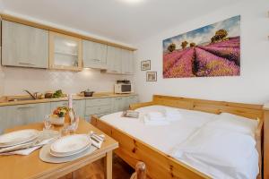 une cuisine avec une table avec des assiettes dessus dans l'établissement Hermitage Studio - close to ski pistes - Happy Rentals, à Borgata Sestriere