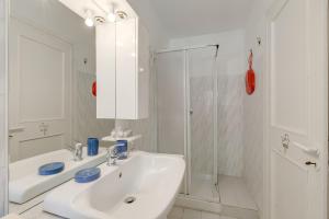 une salle de bain blanche avec lavabo et douche dans l'établissement Hermitage Studio - close to ski pistes - Happy Rentals, à Borgata Sestriere 10 autres photos