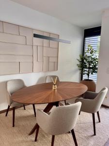 O zonă de relaxare la Stylish 2BR Monaco Border Flat, Terrace & Parking