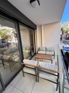 Un balcon sau o terasă la Stylish 2BR Monaco Border Flat, Terrace & Parking +1 fotografie