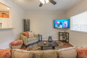 TV a/nebo společenská místnost v ubytování 27 West Ridge Drive SE Cartersville + 27 fotografií